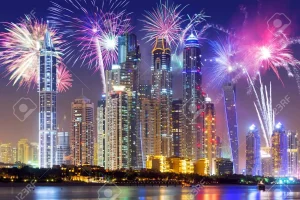 92632946-feu-d-artifice-du-nouvel-an-à-dubaï-eau